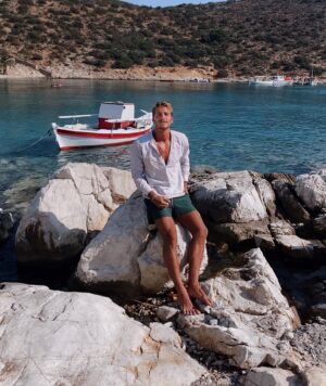 Nicolò Ferrari Instagram - "Le voyage est comme une porte par où l’on sort de la réalité comme pour pénétrer dans une réalité inexplorée qui semble un rêve." 🗺 #Holidays