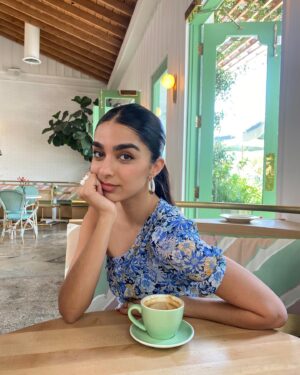 Nida Khurshid Instagram - Food, family, live music…I’m a happy girl🌞