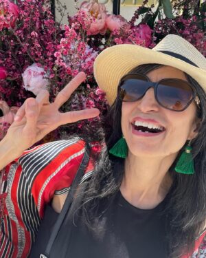 Nida Khurshid Instagram - Food, family, live music…I’m a happy girl🌞