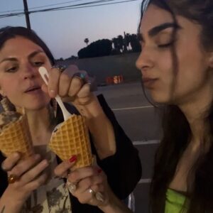 Nida Khurshid Instagram - Food, family, live music…I’m a happy girl🌞