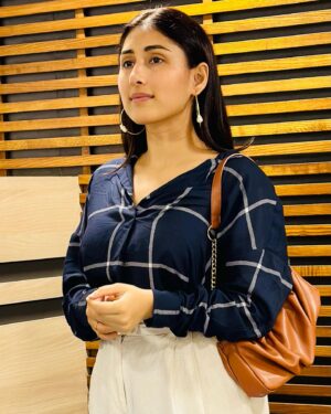 Nidhi Bhavsar Instagram - Summer friendly #ootd ❤️🪬
.
.
.
.
.
.
.
.
.
.
#summers #outfit #fashion #accessories #pants #shirt #casual #flats #hoops #simple #elegant #nomakeupmakeup #natural #hairstyle