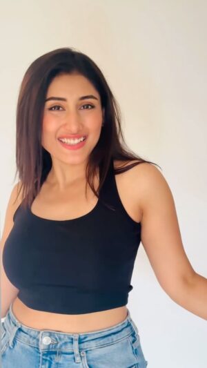 Nidhi Bhavsar Instagram - Wanted to do this since forever !! #geet #jabwemet 
.
.
.
.
.
.
.
.
.
.
#kareenakapoor #shahidkapoor #love #drama #bollywood #film #actress #actorslife #actor