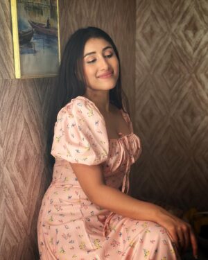 Nidhi Bhavsar Instagram - La Vie En Rose.. 
Meaning…. Seeing life through rose-coloured glasses..
living with an attitude of positivity.. trying to see beauty in everyday.. Like you do when you first fall in love ❤️

Picture by the very talented @themausamempire 😊🙌
#lavieenrose
.
.
.
.
.
.
#love #life #beauty #positivity #pictureoftheday #artist #actor