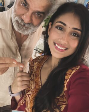 Nidhi Bhavsar Instagram - Wrapping up an incredible journey filled with meaningful stories and heartfelt moments. This show tackled the important issue of dowry in India, and I am so grateful for the opportunity to be part of it. A huge thank you to our amazing producer JD sir @jd_majethia , the incredible Director & human Sanjay sir @upadhyaysanjays , the brilliant creative Nirav sir and Kripa @kripa22sharma and writing teams, and every single member of our crew who poured their heart into making this show special. Here are some fun behind-the-scenes moments that made this experience unforgettable! 

I regret not having pictures with all my co-actor friends but I love you guys ❤️

#Grateful #EndOfAnEra #Teamwork #socialchange @meetbjoshi_official_ @hatsoffproduction @sejalshah0703 @dharmesh64