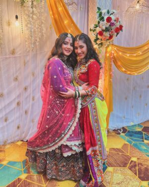 Nidhi Bhavsar Instagram - Wrapping up an incredible journey filled with meaningful stories and heartfelt moments. This show tackled the important issue of dowry in India, and I am so grateful for the opportunity to be part of it. A huge thank you to our amazing producer JD sir @jd_majethia , the incredible Director & human Sanjay sir @upadhyaysanjays , the brilliant creative Nirav sir and Kripa @kripa22sharma and writing teams, and every single member of our crew who poured their heart into making this show special. Here are some fun behind-the-scenes moments that made this experience unforgettable! 

I regret not having pictures with all my co-actor friends but I love you guys ❤️

#Grateful #EndOfAnEra #Teamwork #socialchange @meetbjoshi_official_ @hatsoffproduction @sejalshah0703 @dharmesh64