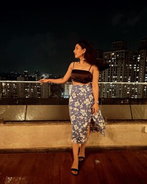 Nidhi Bhavsar Instagram - Why can’t life be this easy, breezy and beautiful.. ?
May be it inherently is.. May all that is left.. is to realise 😊