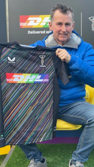 Nigel Owens Instagram - 🏳️‍🌈 LGBTQ  Pride Supporter Kit 🤝 @nigelrefowens 

#COYQ @dhlrugbyuk