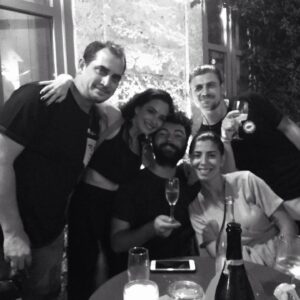 Nihan Balyalı Instagram - Zeplin’de doğum günleri bitmiyor🥳🍀 Fatih cümlelerini cebime koydum, gönderdiğin enerjilerle yoluma yürüyorum. İyi ki doğdun, iyi ki geldin. Bazı insanlar tanıdıkça güzelleşir. Mutluluk senin olsun.