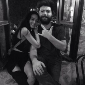 Nihan Balyalı Instagram - Zeplin’de doğum günleri bitmiyor🥳🍀 Fatih cümlelerini cebime koydum, gönderdiğin enerjilerle yoluma yürüyorum. İyi ki doğdun, iyi ki geldin. Bazı insanlar tanıdıkça güzelleşir. Mutluluk senin olsun.