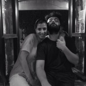 Nihan Balyalı Instagram - Zeplin’de doğum günleri bitmiyor🥳🍀 Fatih cümlelerini cebime koydum, gönderdiğin enerjilerle yoluma yürüyorum. İyi ki doğdun, iyi ki geldin. Bazı insanlar tanıdıkça güzelleşir. Mutluluk senin olsun.