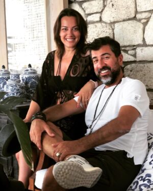 Nihan Durukan Instagram - Eski dost @hbilgin İle Alaçatı da buluşma🙏🏻🧡 @mekaninsahibinegeldik adlı severek izlediğimiz programında bu kez canım kocam @necmiyapici konuktu.Biz de bu bahaneyle bir araya geldik,şahane oldu.Tabii ki bize ev sahipliği yapan çok sevdiğimiz @vientoalacati ya çok teşekkür ederiz🙏🏻🥰 #mekanınsahibinegeldik #vientoalacati #sotarestaurant @sotaalacati