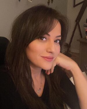 Nihan Durukan Instagram - 2014 yılında başlayan sarı saç maceram 6 sene sonra sona erdi.Ablamın hastalık süreci ve kaybı sonrası girdiğim depresyon sonucu kendimde büyük bir değişiklik yapmak istemiştim.Yaptım da...Sadece sarışın olmadım,bu altı yılda 10 kilo kadar alarak kendimden oldukça uzaklaştım.Bu sene önce kilo verme sürecine girdim.7 kilo gitti ve vermeye de devam ediyorum.Ve şimdi kendi saç rengime de döndüm.Bir daha boya yaptırmama kararı aldım..Genetik avantajımdan dolayı henüz beyaz saçımın olmaması da bu kararım da etkili oldu.Diplerde beyazları gördüğümde ne hissedeceğimei şu an bilmiyorum. Belki onları da severim bilmiyorum.Sarı saçı bana çok yakıştıran,sözüne çok güvendiğim dostlarım var.Onlara da söylemek isterim ki çok haklısınız,ben de severek kullandım.Ama bu hissettiğim, daha güzel olmakla değil kendim olmakla ilgili...En azından şimdilik böyle hissediyorum.İleride bir gün yine depresyona girip sarışın olmayacağımı garanti edemem.Şu an bedenim ve ruhum bunu istiyor ve ben de uyguluyorum.Kendimizi nasıl hissediyorsak öyle yaşayalım.Sevgiyle...