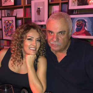 Nihan Durukan Instagram - Bu akşam Dada Salon’da Americano gecesiydi.”Büyük Yalan” dizisinde birlikte çalıştığım,ustam,çok sevdiğim güzel kalpli abim,değerli oyuncu Halil Ergün izlemeye gelmiş.Nasıl mutlu oldum onu görmekten,anlatamam😍Çok yetenekli oyuncuları izlemek de ayrı bir keyifti.Herkesin emeğine sağlık,çok güzel bir gece oldu sayenizde.. @meldagur @mervesevi_ @necmiyapici @odulonline @severcanv @okanbayulgen @dadasalonkabarett #halilergün #dadasalonkabarett #americano #kabare