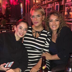 Nihan Durukan Instagram - Bu akşam Dada Salon’da Americano gecesiydi.”Büyük Yalan” dizisinde birlikte çalıştığım,ustam,çok sevdiğim güzel kalpli abim,değerli oyuncu Halil Ergün izlemeye gelmiş.Nasıl mutlu oldum onu görmekten,anlatamam😍Çok yetenekli oyuncuları izlemek de ayrı bir keyifti.Herkesin emeğine sağlık,çok güzel bir gece oldu sayenizde.. @meldagur @mervesevi_ @necmiyapici @odulonline @severcanv @okanbayulgen @dadasalonkabarett #halilergün #dadasalonkabarett #americano #kabare