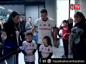 Nihat Altınkaya Instagram - #Repost @hazalkalkavankarahan (@get_repost) @besiktas ・・・
#HaftaSonu ‘nda bu hafta @nihataltinkayaofficial ve yavru kartalları Melek&Ayşe var🤗 📆: 25 Kasım 2017
⏰: 10.00
📽: @nyzkrt1903 @nihatfindikli 🎞: @yilmaz_sadik 📋: @baymert1903 @yagmurkrbll 📍: @vodafonepark