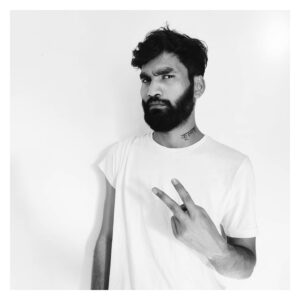 Nikhil Vijay Instagram - दुनिया conspiracy theories बनाती चली जाएगी और फिर एक दिन पता चलेगा कि राजा जी अपनी दाढ़ी सिर्फ तिनके छुपाने के लिए लंबी कर रहे थे...
.
.📷@abantica.das
#jhantoo2.0