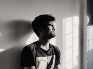 Nikhil Vijay Instagram - सच अगर लगता है चोरी, 
तो लुट जाना जुरम है क्या?

झूठ अगर दिखता है साहस,
तो घबराना जुरम है क्या?

इश्क़ अगर है एक समर्पण, 
तो बंध जाना जुरम है क्या?

मौत अगर है अंतिम सीढ़ी,
तो रुक जाना जुरम है क्या?

ज़िन्दगी कुछ नही बस नाटक है साली, 
तो चिल्लाना जुरम है क्या?

आज़ादी ही एक नशा है, 
तो होश उड़ाना जुरम है क्या?