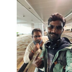 Nikhil Vijay Instagram - DVD सर आपके मुँह पर सच बोलने से पहले कभी दूसरी बार नहीं सोचते. सच आपका भी और अपना भी. ये करते वक्त वो इतने सहज रहते है की आपका दिल आ जाए. कुछ लोग ख़मिया गिनाते है और कुछ लोग तारीफ़ों के पुलिंदे बांधने लगते है. DVD सर ये दोनो चीज़ें नहीं करते. फिर भी मेरे लिखे स्केच के लिए मुखर हो कर मेरी तारीफ़ करना और किसी स्केच में ख़राब performance पर लताड़ देना, मुझे मुझ पर उनका हक़ लगता है. क्यूँकि वो हमेशा मेरी शिकायतों में मेरे साथ रहे है, एक बड़े भाई कि तरह. @anandeshwardwivedi जी का इस तरह मेरे जीवन में होना मेरी पीठ को मज़बूत बनाता है. Thank you LLeo for being here with me.
