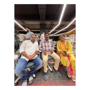 Nikhil Vijay Instagram - DVD सर आपके मुँह पर सच बोलने से पहले कभी दूसरी बार नहीं सोचते. सच आपका भी और अपना भी. ये करते वक्त वो इतने सहज रहते है की आपका दिल आ जाए. कुछ लोग ख़मिया गिनाते है और कुछ लोग तारीफ़ों के पुलिंदे बांधने लगते है. DVD सर ये दोनो चीज़ें नहीं करते. फिर भी मेरे लिखे स्केच के लिए मुखर हो कर मेरी तारीफ़ करना और किसी स्केच में ख़राब performance पर लताड़ देना, मुझे मुझ पर उनका हक़ लगता है. क्यूँकि वो हमेशा मेरी शिकायतों में मेरे साथ रहे है, एक बड़े भाई कि तरह. @anandeshwardwivedi जी का इस तरह मेरे जीवन में होना मेरी पीठ को मज़बूत बनाता है. Thank you LLeo for being here with me.