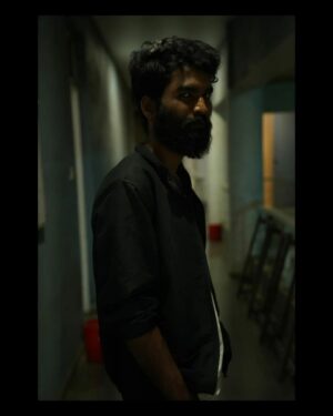 Nikhil Vijay Instagram - नाली के कीड़े कभी नाली में नहीं दिखतें.
दिखतें है उन हाथों में जिन्होंने नाली साफ की थी. 🖤

#black