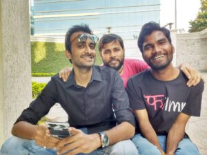 Nikhil Vijay Instagram - @baskarabhi से पहली बार 5 साल पहले मुलाक़ात हुई थी. दरअसल मुम्बई में सबसे पहले अभिनव से ही मिला था. मैं पहली बार आया था. TVF Campus के फर्स्ट फ्लोर के रिसेप्शन के बाहर बैठा था. अंदर से एक 6 फुट की पतली कमर बाहर आई, मुझे देखा, हाथ आगे बढ़ाया और गले लगा लिया. हम लोग मिल पहली बार रहे थें पर, एक दूसरे को काफी समय से जानते थे. तब से अब तक अभिनव जब भी मिलता है या तो हवा में उठा लेता है या मारना शुरू कर देता है. मुझे ये काफी समय बाद नोटिस हुआ। नोटिस हुआ तो मैं चिढ़ा की ये ऐसा क्यों करता है. अबन्तिका से इस बारे में बात हो रही थी तो उसने कहा कि एक बिहारी लड़का इस बेहतर अपना प्यार दिखाने का और कोई कोई दूसरा तरीका नही खोजेगा. ये सुन कर बचपन से ले कर अभी तक मेरे जीवन मे आये सारे दोस्त जो बिहार से आते है, उनकी झलक अभिनव में दिखने लगी है. मुम्बई आया तो अभिनव ने अपने घर पर रहने की जगह दी. 50 दिन से ज़्यादा मैं अभिनव के घर रहा. मैं पहली बार घर से बाहर निकला था, घर से सब कुछ हाथ मे मिलने की आदत थी. अभिनव की जगह में होता तो बहुत परेशान होता. वो भी हुआ होगा पर उसने मुझे कभी नही टोका. हाँ! बाद में मुझे दामाद बोल कर चिढ़ाने लगा था. हम लोग साथ मे बहुत हँसे है और दूसरों को हँसाया भी है. इसके अलावा एक बार फूट-फूट कर रोएं भी है. @parikshitjoshi_ भी साथ था. हँसाने के काम करते करते, वो एक बार हम तीनों का साथ रो देना इस शहर की मेरी सबसे बेहतरीन शुरुआती याद है. 

ये फ़ोटो 4 साल पहले, आज ही के दिन, TVF Campus कि है. हम दोनों बैठ कर कुछ तो रैंडम ज्ञानबाजी कर रहे थे, Pritam भाई आए और ये फ़ोटो निकाल के चल दिए।