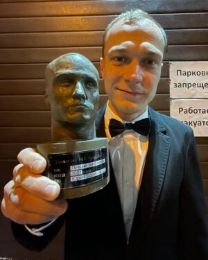 Nikita Kukushkin Instagram - Премия им. Н.А. Кукушкина в номинации «лучший киноактер 2021 года» вручается... замечательному @yura.borisov !
В этом году Юрий многократно отстаивал честь профессии на кинорубежах. Мы поздравляем вас, Юрий! И желаем всего наилучшего в будущем году. Празднуйте победу! Тем кто не получил награду - не огорчайтесь,мы уверены, что вы сделаете всё для того, чтобы получить её в следующем году, и вам удастся достигнуть желаемых высот!
Ну, а мы готовимся к объявлению следующих лауреатов!