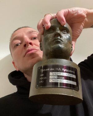 Nikita Kukushkin Instagram - Кто же у нас побеждает в номинации «Лучший музыкант 2021 года»? Он и только он — @norimyxxxo !
Человек, который как феникс осветил своим пламенем финал 2021 года! Тот, кто как никто другой, готов отдавать всего себя этому миру: сгорать дотла и возрождаться вновь.
Мы поздравляем тебя с возвращением на отечественную сцену и желаем никогда не покидать нас так надолго. Ведь ещё многое предстоит сделать для того, чтобы в Готэме грянуло.
Вместе — непоколебимы.
Аплодисменты нашему последнему в этом году лауреату!
Подведём же итоги в следующем посте.