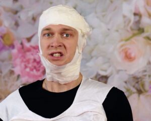 Nikita Kukushkin Instagram - Не словом,а делом.

ДАВАЙ ПОМОЖЕМСЯ || ЯИЧКО @yura.borisov 🥚
@pomosch.app x @perekrestok

Я на «ДАВАЙ ПОМОЖЕМСЯ» пришёл, чтоб за любовь бороться,
И я хочу сейчас вам честно расколоться! 🥑🍞🍳🥛🍅🧻🍋🥚🍝🍍🫖🥕

Скачивай приложение ПОМОЩЬ, выбирай нуждающихся пожилых людей на карте приложения и оформляй ежемесячную подписку на продуктовые корзины из торговой сети «Перекрёсток» (@perekrestok).

А в личном кабинете смотри отчёт с накладной и фотографией подопечного в момент получения продуктового набора.

Хочу жёсткой романтики, но без греха.
Ну всё, я все сказал, пока! 🥚

Помоги яичку вступить в долгосрочные отношения, оформляй подписку в приложении ПОМОЩЬ!
 
Ведущая: Лолита Милявская (@lolitamilyavskaya)
Produced by @dru9dru9a & @redpepperfilm

Выражаем благодарность:
ЦСИ Винзавод (@winzavod) за локацию;
RENTAPHOTO (@rentaphoto), КиноАренде (@kinoarenda), Кинозаводу (@kinozavod.ru) за предоставленную технику;
Студии ЖИ-ШИ (@zheeshee) за графику к роликам;
«Кухне на районе» (@localkitchenru) за вкусную еду во время съёмок.
 
#перекрёстоквпомощь #явпомощь #будьвпомощь #социальнаяреклама Благотворительного фонда «Я в помощь» — https://pomosch.app/offer