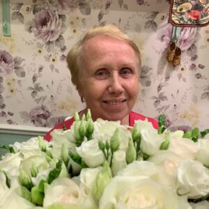 Nikita Kukushkin Instagram - Мама герой.
Маме сегодня 73 года.
Так же сегодня неофициальный день рождения @pomosch.app ,выложили первую сборку андройда в открытый доступ.(официальный 23 декабря вместе с @kroshkakukushkina ,так случайно совпало,дат других в @gogolcenter не было)
@pomosch.app для меня её подарок миру.
Совсем скоро мы откроем @pomosch в Вологде,Мамином родном городе.
Получается,маленькая Тамара Кукушкина,уезжая не подозревала,что вернётся в свой родной город в виде цифрового продукта,который будет помогать её поколению,одноклассникам и возможно тем, с кем она гуляла и играла на одних улицах.
Только так можно развязать узелок,вернуться к истокам,не обращая внимания ни на что кроме света в другом человеке.
Мы уже потянули-развяжем.

Мама тяни)А мы подсобим)Тяни Кукушкина.

Люблю тебя.Поздравляйте Маму в комментариях пожалуйста,а я ей все прочитаю.

Помогайте в @pomosch.app 

❤️❤️❤️