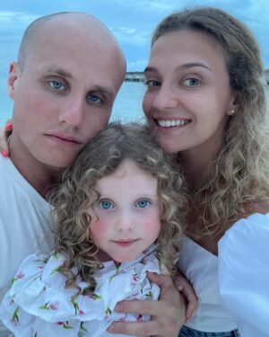 Nikita Kukushkin Instagram - Любимые люди!(ВСЕ)
(ДОРОГОЙ ПОДАРОК ЧЕЛЕНДЖ)

Спасибо всем, за поздравления наперёд!
В этом году,буду праздновать с Мамой,Женой и Дочкой)Но если бы праздновал большим кругом…пригласил бы всех. 
 
Я вас всех люблю и странным образом сделаю все, для того ,чтобы вы были счастливы.(ВСЕ)
Будет круто, если сегодня вы зайдёте в @pomosch.app и поможете бабушкам и дедушкам!Обычно я прошу СЕБЕ исключительно ДОРОГИЕ ПОДАРКИ,но на этот раз я требую больших переводов ₽ (желательно подписка) от моей уверен БОГАТОЙ аудитории.
По величине перевода,я буду оценивать ваше отношение ко мне(от величины будут зависеть например возможности будущих рабочих коллабораций),ведь в @pomosch.app все платежи прозрачны(желательно подписка)!
Представьте, что вы дарите мне ДОРОГОЙ ПОДАРОК,но вместо магазина -переводите средства в @pomosch.app .(обязательно подписка)

Фото переводов присылайте в личку.
Далее мной будут подведены итоги и определена степень дружеской близости дарителя.

Люблю вас,всё будет хорошо,мы победим.

Путь долгий,интересный,счастливый.
Спасибо ❤️

P.S. ДОБРЫЙ ДОРОГОЙ ПОДАРОК на этот др ,не освобождает вас от ДОРОГОГО личного подарка на следующий ДР.
При этом те кто дополнительно подарят личный ДОРОГОЙ подарок,получат наивысшие оценки лично от меня.❤️