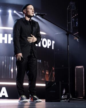 Nikita Kukushkin Instagram - @pomosch.app x @gqrussia Инноватор года.Спасибо @gilletterussia Помощь уже в 27 городах,21 регион,30 фондов партнеров,1000 нуждающихся пожилых людей получают Помощь ежемесячно.Будут и другие категории и виды потребностей.Спасибо команде,всем кто помогает,Маме,Жене и Софе. Не унывайте - всё будет хорошо.Путь долгий,но мы уже на пути в Ородруин.И мы дойдём.❤️ фото:один гениальный художник костюм: @boss обувь: @nike #GQMenOfTheYear
#GQМужчиныГода
#GQ20лет
#GQrussia
#ThisisBOSS 
#УверенностьвТвоихРуках
#будьвпомощь