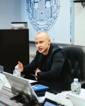 Nikita Mazepin Instagram - Мой фонд «Мы выступаем как один» подписал соглашение о сотрудничестве с МГУ им. Ломоносова, эмблему которого я с гордостью носил на форме пилота F1.

Одна из главных целей фонда — обеспечить безопасную территорию для всех спортсменов и новые возможности, образовательные в том числе. В этом направлении мы уже заручились поддержкой EdTech-платформ, а сотрудничество с университетом, который входит в топ-100 международного рейтинга QS World University Ranking, — следующая ступень в развитии этой инициативы.

Вместе с университетом мы договорились об оказании поддержки подопечных — будем вместе разрабатывать программу, которая учтет интересы спортсменов и даст необходимый объем знаний для дальнейшей самореализации.

Я сам учусь в магистратуре МГУ и прекрасно знаю, насколько ответственно университет подходит к учебному процессу. Приятно осознавать, что моя альма-матер станет такой же поддержкой и опорой для подопечных нашего фонда.