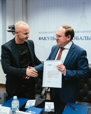 Nikita Mazepin Instagram - Мой фонд «Мы выступаем как один» подписал соглашение о сотрудничестве с МГУ им. Ломоносова, эмблему которого я с гордостью носил на форме пилота F1.

Одна из главных целей фонда — обеспечить безопасную территорию для всех спортсменов и новые возможности, образовательные в том числе. В этом направлении мы уже заручились поддержкой EdTech-платформ, а сотрудничество с университетом, который входит в топ-100 международного рейтинга QS World University Ranking, — следующая ступень в развитии этой инициативы.

Вместе с университетом мы договорились об оказании поддержки подопечных — будем вместе разрабатывать программу, которая учтет интересы спортсменов и даст необходимый объем знаний для дальнейшей самореализации.

Я сам учусь в магистратуре МГУ и прекрасно знаю, насколько ответственно университет подходит к учебному процессу. Приятно осознавать, что моя альма-матер станет такой же поддержкой и опорой для подопечных нашего фонда.