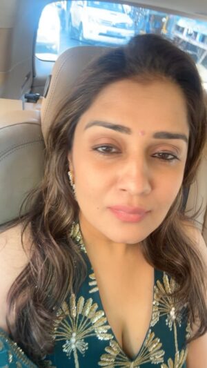 Nikita Thukral Instagram - When you’re stuck in traffic Monday morning sucks. 🤣decided to make a reel why waste the make up on my face done. 🤣 sorry couldn’t do my hair so early in the morning. 🆗#kannadasongs #princemoviesong #nikitathukral #kannadafans #southindianweddings one of my movies favourite song I decided to make a reel of my movie songs. Hope it’s a treat for my fans loveeeee❤️ #gagandeepsingh @magogagandeep