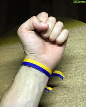 Nikita Vakuluk Instagram - Сьогодні під час прогулянки Хрещатиком два молодих хлопця підійшли і пов'язали мені цю стрічку, а потім запропонували при можливості віддячити їм грошима. Стара, але дієва схема для молодих підприємців - відмовити неможливо 😉👍 
З Днем Конституції України! 🇺🇦
⠀
#деньконституціїукраїни #славаукраїні