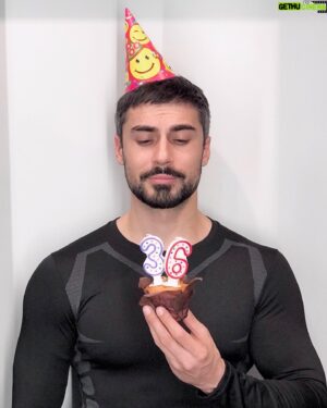 Nikita Vakuluk Instagram - Цифра не значимая, про год молчу, улыбаюсь натянуто, поводы для радости на 36-й Др высасываю из философских размышлений на тему "что не делается, всё к лучшему" и "нет худа без добра". 
⠀
Никаких отмечаний не организовал. Не смог. 
⠀
Но душа просит на свою днюху хоть каких-то красок. Вот решил развлечь себя и вас данным контентом, что-то написать. Немного получается. Вообще любое творчество и что-то деланье улучшают настроение. Рекомендую.
⠀
В общем, обещаю сегодня весь день думать только о приятном и всячески себя заряжать позитивом. Надо им запастись, он еще понадобится 🙂
⠀
П.С. Искренние поздравления принимаю в сторис☝️
П.П.С. И Дикаприо поздравить не забудьте, он тоже сегодня родился. Неплохой пацан 😏🥂
⠀
#др36
