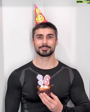 Nikita Vakuluk Instagram - Цифра не значимая, про год молчу, улыбаюсь натянуто, поводы для радости на 36-й Др высасываю из философских размышлений на тему "что не делается, всё к лучшему" и "нет худа без добра". 
⠀
Никаких отмечаний не организовал. Не смог. 
⠀
Но душа просит на свою днюху хоть каких-то красок. Вот решил развлечь себя и вас данным контентом, что-то написать. Немного получается. Вообще любое творчество и что-то деланье улучшают настроение. Рекомендую.
⠀
В общем, обещаю сегодня весь день думать только о приятном и всячески себя заряжать позитивом. Надо им запастись, он еще понадобится 🙂
⠀
П.С. Искренние поздравления принимаю в сторис☝️
П.П.С. И Дикаприо поздравить не забудьте, он тоже сегодня родился. Неплохой пацан 😏🥂
⠀
#др36