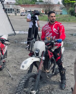 Nikita Vakuluk Instagram - 90-е возвращаются! С завтрашнего дня начинаю жестко мочить всяких мерзавцев в 30-серийном детективном сериале «Козырное место». Приятного просмотра 🥷
⠀
📺 Телеканал 2 2
⏰ Начало 21:30 
⠀
П.С. Если что, они первые начали🤞😎
⠀
#козырноеместо #сериал #телесериал #детектив #телеканал #2плюс2 #2plus2 #роль #гангстер #босс #мафия #боссмафии #лука #актер #никитавакулюк #tvseries #tv #boss #mafia #gangsta #actor #nikitavakuliuk