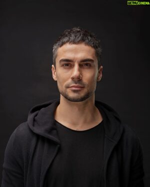 Nikita Vakuluk Instagram - Решил обновить актерское портфолио новыми студийными портретами. Это особый жанр фотографии. Здесь не нужен фешн и лоск. Напротив, нужно выглядеть максимально естественно, но вместе с тем как-бы намекать на желаемые роли 🤫
⠀
Тонкая работа с балансом света и тени талантливой  Марины Рудевич сделала свое дело – фотографии получились в точности как я хотел. За крутыми студийными портретами все к @marinarudevich_photo 📸🔝
⠀
#студийноефото #фотосессия #фотопортфолио #актер #никитавакулюк #черныйобраз #черныйлук #черныйфон #mood