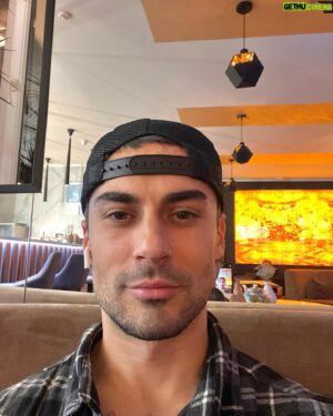 Nikita Vakuluk Instagram - На сегодняшний день единственная реальная польза от моего многолетнего опыта съемок — навык делать ровное €б@л0 на камеру, когда поводов для этого нет. Всем удачной недели на сколько это вообще возможно ❤️‍🩹