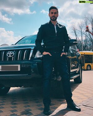 Nikita Vakuluk Instagram - 90-е возвращаются! С завтрашнего дня начинаю жестко мочить всяких мерзавцев в 30-серийном детективном сериале «Козырное место». Приятного просмотра 🥷
⠀
📺 Телеканал 2 2
⏰ Начало 21:30 
⠀
П.С. Если что, они первые начали🤞😎
⠀
#козырноеместо #сериал #телесериал #детектив #телеканал #2плюс2 #2plus2 #роль #гангстер #босс #мафия #боссмафии #лука #актер #никитавакулюк #tvseries #tv #boss #mafia #gangsta #actor #nikitavakuliuk