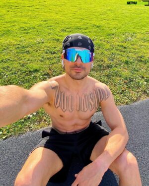 Nikita Vakuluk Instagram - Глядя правде в глаза – не получится это сделать, потому что её нет и глаз никаких нет 👀
⠀
Если сам себе не придумаешь свою реальность, за тебя это могут сделать мудаки – навешать тебе лапши и вынудить плясать под их дудку.
⠀
Возможно, прямо сейчас ты кружишься в жарком танце чьей-то мудацкой постановки и даже не осознаешь, а длинные макаронные изделия эффектно развиваются по ветру дико забавляя режиссеров.
⠀
Я недавно станцевал, мне хватило. 
⠀
Похмелье было тяжелым...
⠀
В бесконечном пространстве вариантов всегда можно выбрать, чтобы всем было хорошо, но мудакам по-кайфу "возвеличиваться" над другими, показушно демонстрируя своё "превосходство" (а на самом деле – неполноценность в попытке чем-то заткнуть свои ноющие психотравмы 🤫). 
⠀
Не будь мудаком. 
⠀
Выбирай добро и свет.
⠀
Тренируй осознанность.
⠀
Всем дзен 🧘🏻‍♂️✨
⠀
#правда #реальность #добро #зло #путь #философия #пространство #психология  #дзен #психотравмы #бесконечность #мудаки