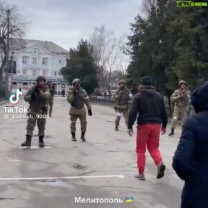 Nikita Vakuluk Instagram - Безоружные Украинцы выгоняют вооруженных русских оккупантов. Мелитополь, Украина.
#войнаукраина #русскиеоккупанты #stoprussia #stopputin #stopwar