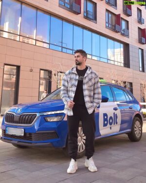 Nikita Vakuluk Instagram - 9-го листопада я відчув, що це буде останній сонячний теплий день у Києві в цьому році і не помилився. 
⠀
На той момент до мене вже звернулась компанія @bolt_ukraine з пропозицією зробити рекламну інтеграцію і мені треба було зняти гарне фото для стрічки. 
⠀
Тож, не вагаючись, я вирішив скористатися погодними умовами і замовив автівку через додаток. Приблизно через 7 хвилин приїхав водій, що люб'язно погодився допомогти мені з фото біля його Bolt-кару (за що отримав 5 зірок і подяку у формі чайових 🤝).
⠀
А ті, хто дочитав до цього місця отримали 70 грн на першу поїздку через застосунок Bolt за промокодом «NIKDIVERS70» 
⠀
Мораль – читати корисно 😉
Всім вдалого і мирного тижня 💛💙
⠀
#BoltAmbassador #partnership