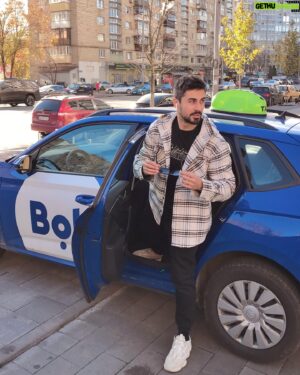 Nikita Vakuluk Instagram - 9-го листопада я відчув, що це буде останній сонячний теплий день у Києві в цьому році і не помилився. 
⠀
На той момент до мене вже звернулась компанія @bolt_ukraine з пропозицією зробити рекламну інтеграцію і мені треба було зняти гарне фото для стрічки. 
⠀
Тож, не вагаючись, я вирішив скористатися погодними умовами і замовив автівку через додаток. Приблизно через 7 хвилин приїхав водій, що люб'язно погодився допомогти мені з фото біля його Bolt-кару (за що отримав 5 зірок і подяку у формі чайових 🤝).
⠀
А ті, хто дочитав до цього місця отримали 70 грн на першу поїздку через застосунок Bolt за промокодом «NIKDIVERS70» 
⠀
Мораль – читати корисно 😉
Всім вдалого і мирного тижня 💛💙
⠀
#BoltAmbassador #partnership