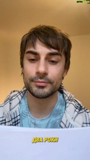 Nikita Vakuluk Instagram - Два роки
⠀
Два роки бруківки під ЦУМ-ом
Два роки на дрони донатів
Два роки ми всі куля в лобі
Два роки чому не державнуті
⠀
Два роки Північна Корея
Два роки чому не в окопі?
Два–три як агент Арестович
Два роки як де наша зброя?
⠀
Два роки як Бардаш підріла
На нього чекає десь Ківа
Чекає також Моторола
Два роки як де наша зброя?
⠀
Зі сходу рашисти штурмують
Зелені про щось голосують
Тим часом людей в буси пхають
Стріляти в коліна лякають
⠀
Два роки ми всі в марафоні
Два роки закриті кордони
Два роки життями підлеглих
Завзято воюють два Вови
⠀
#двароки #вірш #нікітавакулюк