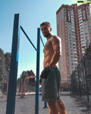 Nikita Vakuluk Instagram - КЛУБ АНОНИМНЫХ СПОРТОГОЛИКОВ 🏋🏻⛹🏻‍♂️
⠀
Все ценители пива и крепкого алкоголя хорошо помнят, что в далёком прошлом  первые глотки этих жидкостей заставляли кривиться и удивляться, зачем взрослые добровольно пьют такую гадость. 
⠀
Через несколько повторных "дегустаций" появился опыт и готовность немного потерпеть противный вкус ради последующего эффекта. Более того, в какой-то момент пиво вдруг стало вкусными, а крепкий алкоголь оказалось можно миксовать со сладкими напитками, делая его более приятным. 
⠀
Теперь хорошая новость для тех, кому тяжело себя заставлять регулярно заниматься спортом. Так же как и с алкоголем, первые тренировки могут вызывать неприятные ощущения тяжести и создавать иллюзию, что каждое занятие спортом будет приносить страдания. Но это не так!
⠀
Как и в случае с алкоголем, все кто регулярно тренируются помнят, что очень быстро распробовали и втянулись в спорт. Усталость и боль в мышцах после занятий стали приносить удовольствие. И больше не приходиться заставлять себя ходить на тренировки, а вместо этого собираешься и идешь на них, как на какое-то развлекательное мероприятие, которое гарантированно принесёт кайф.
⠀
Так что, если ты ещё боишься или ленишься добавить в свою жизнь спорт, просто заставь себя пару-тройку раз, а дальше ты на него подсядешь и он сам автоматически станет одним из твоих любимых занятий 😉💪
⠀
#спортоголизм #клубанонимныхспортоголиков #спортоголик #спортивнаязависимость #полезнаязависимость #трезвыйоктябрь