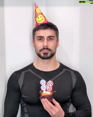 Nikita Vakuluk Instagram - Цифра не значимая, про год молчу, улыбаюсь натянуто, поводы для радости на 36-й Др высасываю из философских размышлений на тему "что не делается, всё к лучшему" и "нет худа без добра". 
⠀
Никаких отмечаний не организовал. Не смог. 
⠀
Но душа просит на свою днюху хоть каких-то красок. Вот решил развлечь себя и вас данным контентом, что-то написать. Немного получается. Вообще любое творчество и что-то деланье улучшают настроение. Рекомендую.
⠀
В общем, обещаю сегодня весь день думать только о приятном и всячески себя заряжать позитивом. Надо им запастись, он еще понадобится 🙂
⠀
П.С. Искренние поздравления принимаю в сторис☝️
П.П.С. И Дикаприо поздравить не забудьте, он тоже сегодня родился. Неплохой пацан 😏🥂
⠀
#др36