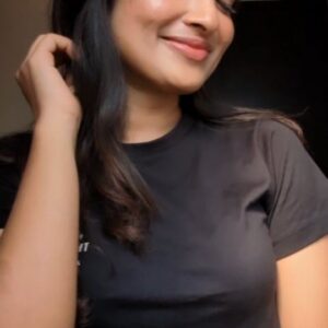 Nikitha Rajesh Instagram - Kaadhal en kaadhal poo pookudhamaa🖤

#reels #black #karuppaanakaiyale #thamirabharani