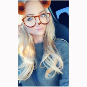 Nikki BreAnne Wells Instagram - someone’s favorite time of year is here.. 🍂🌴 #la #sweaterweather